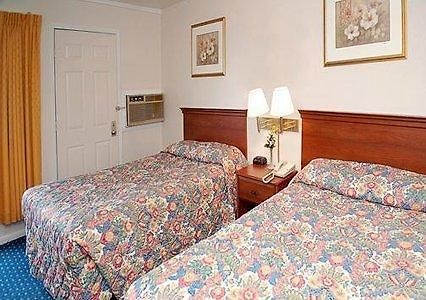 Econo Lodge Inn & Suites Shelburne Szoba fotó
